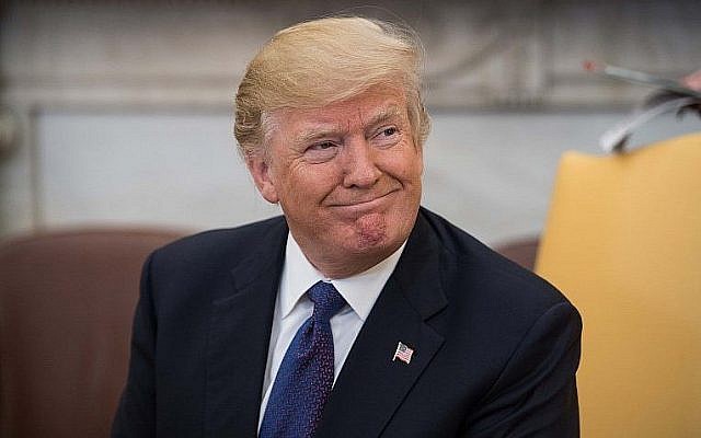 Le président américain Donald Trump au bureau ovale à la Maison Blanche de  Washington, le 16 janvier 2018 (Crédit :  AFP PHOTO / NICHOLAS KAMM)