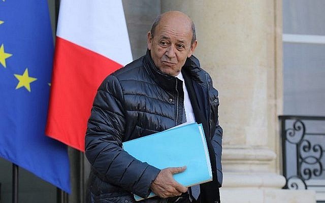 Le ministre des Affaires étrangères français Jean-Yves Le Drian quitte l'Elysée après la réunion de cabinet hebdomadaire le 17 janvier 2018 (Crédit : AFP Photo/Ludovic Marin)