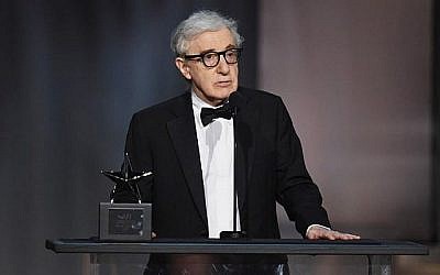 Le réalisateur et acteur Woody Allen s'exprimant sur scène lors de la 45e cérémonie de remise des prix Life Achievement Award de l'American Film Institute en hommage à Diane Keaton au Dolby Theatre à Hollywood, Californie, le 8 juin 2017. (KEVIN WINTER / AFP / Getty Images AMÉRIQUE DU NORD)