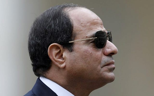 Le président égyptien Abdel Fattah el-Sissi assistant à une cérémonie militaire à Paris, en octobre 2017 (Crédit : AFP / Pool / Charles Platiau)