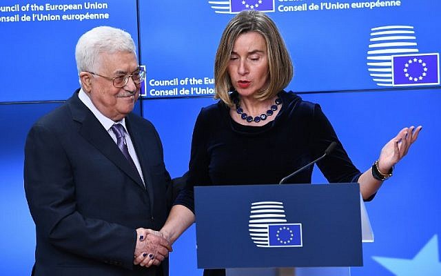 Le président de l'Autorité palestinienne Mahmoud Abbas, à gauche, est accueilli par la cheffe de la politique étrangère de l'UE Federica Mogherini avant un conseil des ministres des Affaires étrangères européens à la Commission européenne de Bruxelles, le 22 janvier 2018 (Crédit : EMMANUEL DUNAND / AFP)