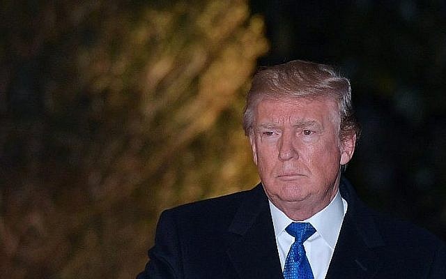 Le président américain Donald Trump sur la pelouse de la Maison Blanche à Washington, Etats-Unis, le 24 janvier 2018 (Crédit : MANDEL NGAN / AFP)