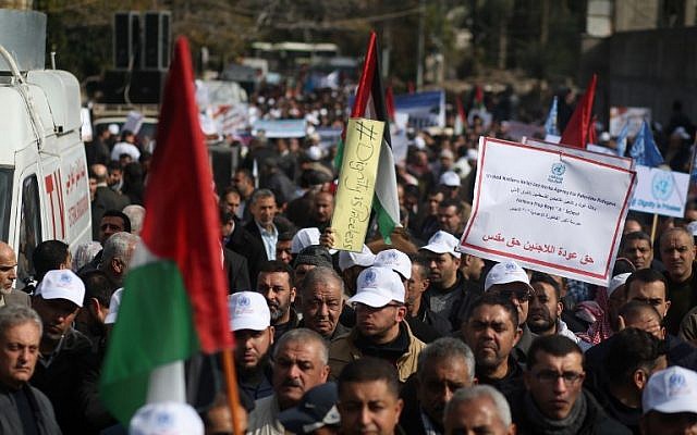 Des manifestants palestiniens à Gaza protestent contre le gel de l'aide américaine à l'UNRWA, le 29 janvier 2018. ( Crédit : AFP  / MOHAMMED ABED)