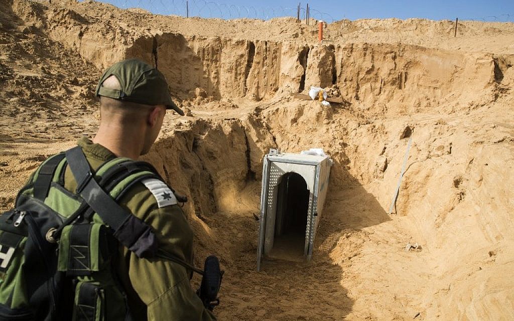 Un officier de l'armée israélienne observe un tunnel détruit du Jihad islamique palestinien menant de Gaza à Israël près du kibboutz israélien de Kissufim (Jack Guez / AFP / POOL)
