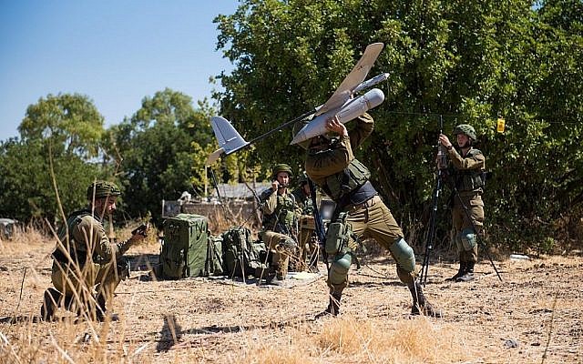 Des soldats de l'unité des "radars de l'air" de l'armée israélienne lancent un drone Skylark lors d'un exercice (Forces de défense israéliennes)