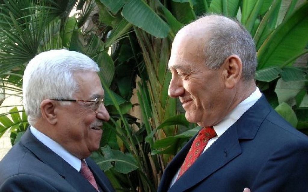 Ehud Olmert, le Premier ministre israélien d’alors, et le président de l'Autorité palestinienne Mahmoud Abbas à Jérusalem en novembre 2008 (Crédit photo : Moshe Milner GPO / Flash90)