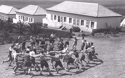 Des jeunes olim hadashim d'Allemagne dansant la hora au kibboutz Ein Harod, en 1936 (Crédit : Kluger Zoltan/GPO)