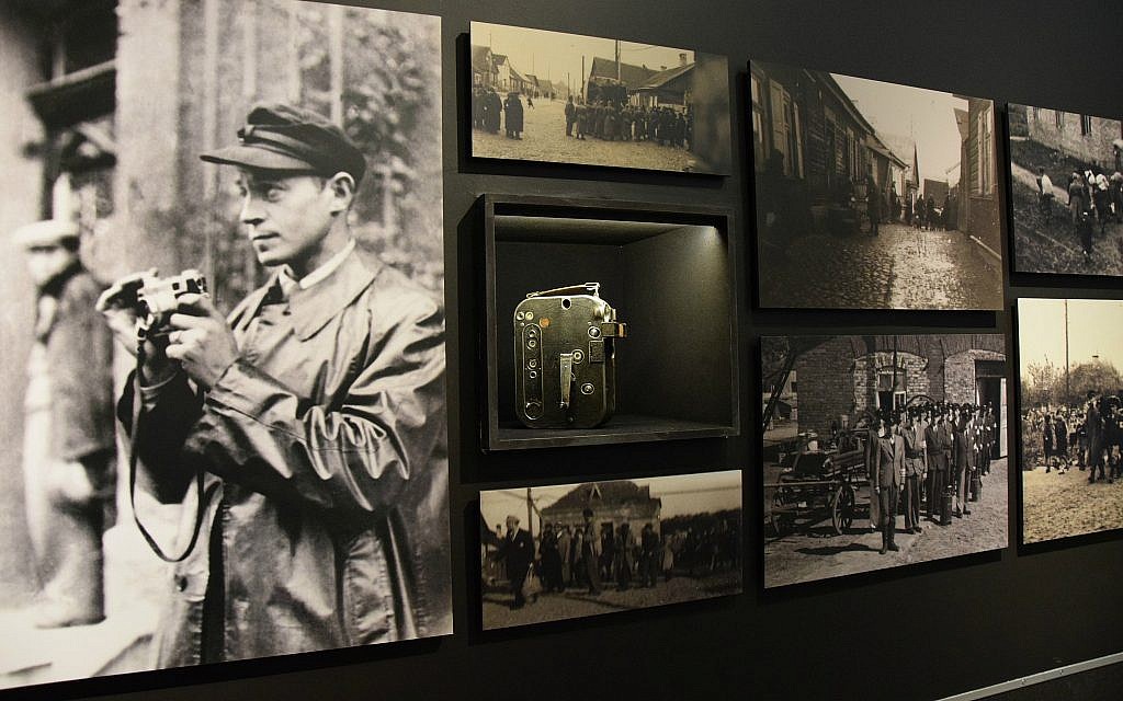 Photo de la section de l'exposition 'Flash mémoriel' à Yad Vashem montrant l'image du photographe Zvi Hirsch Kadushin (plus tard George Kaddosh) dans le ghetto de Kovno, son appareil photo et quelques photos qu'il a cachées (Crédit : Autorisation de Yad Vashem)