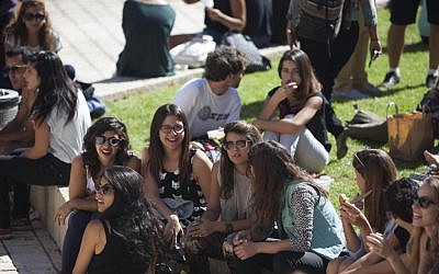 Des étudiantes sur le campus du mont Scopus de l'université hébraïque (Crédit :  Yonatan Sindel/Flash90)