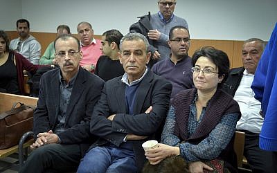Les députés du parti Balad, Hanin Zoabi, (à droite), et Jamal Zahalka, (au centre), tous deux appartenant à la Liste arabe unie, lors d'une audience du tribunal de l'un des membres de leur faction, le député Basel Ghattas, au tribunal de première instance de Rehovot, le 5 janvier 2017. (Crédit : Avi Dishi/Flash90)