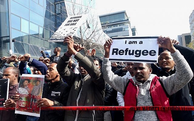Des manifestants érythréens scandent « Des réfugiés, pas des infiltrés » devant l'ambassade du Rwanda, à Herzliya, le 22 janvier 2018 (Melanie Lidman / Times of Israël)