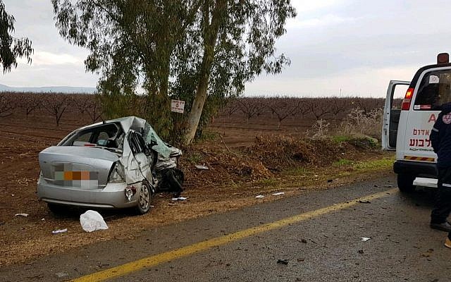 La voiture écrasée dont la conductrice a été tuée après une collision avec un véhicule de police dans le nord d'Israël, le 17 janvier 2018 (Crédit : Magen David Adom)
