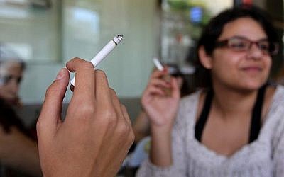 Photo illustrative d'une femme fumant une cigarette (Nati Shohat / Flash90)