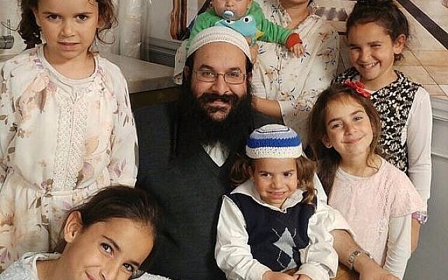 Le rabbin Raziel Shevach avec sa famille, sur une photo non datée. (Crédit: Avec l'aimable autorisation de la famille)