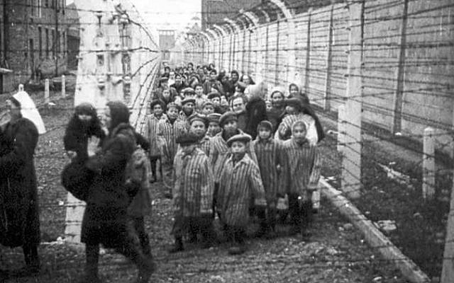 Libération d'enfants d'Auschwitz-Birkenau, avec des travailleuses humanitaires adultes qui ont été pixelisées dans le magazine "Mishpacha", numéro du 24 janvier 2018. (HistClo. com)