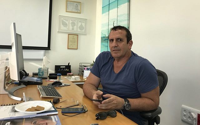 Le PDG de Mellanox Eyal Waldman dans son bureau de Tel Aviv (Shoshanna Solomon / TimesofIsrael)