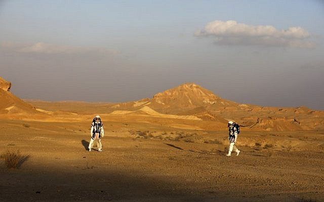 Des astronautes israéliens expérimentaux en mission sur le projet D-MARS le 18 février 2018. (Crédit : AFP/Menahem Kahana)
