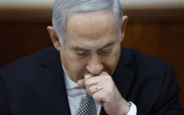 Le Premier ministre israélien Benjamin Netanyahu préside la réunion de son cabinet à Jérusalem, le 25 février 2018 (Crédit : AFP PHOTO / GALI TIBBON)