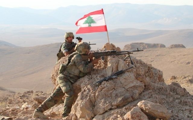 Une photo prise le 17 août 2017, lors d'une visite guidée par l'armée libanaise, montre des soldats en position dans une zone montagneuse près de la ville orientale de Ras Baalbek lors d'une opération contre des combattants djihadistes. (AFP PHOTO / STRINGER)