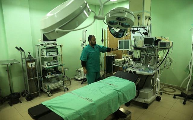Un employé du ministère palestinien de la Santé vérifie l'hôpital de Beit Hanoun dans le nord de la bande de Gaza après qu'il a été fermé le 29 janvier 2018 n'ayant plus d'électricité (Crédit : Mahmud Hams / AFP)