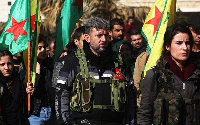Des kurdes syriens lors d’un défilé militaire inattendu, à Afrine, au moment où des civils se mobilisent et s’enrôlent pour rejoindre le front ou renforcer les équipes médicales et lutter contre les troupes turques, au sein de le YPG, le 28 janvier 2018. (Crédit : AFP / Delil SOULEIMAN)