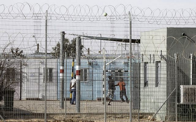 Des migrants africains détenus à Holot, au sud d'Israël près de la frontière égyptienne, le 4 février 2018. (Crédit : MENAHEM KAHANA/AFP)