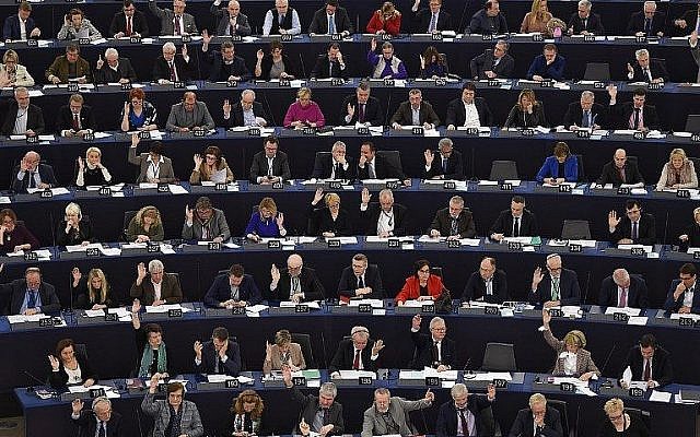 Les membres du Parlement européen procèdent à un vote, à Strasbourg, le 5 février 2018. (Crédit : AFP / FREDERICK FLORIN)