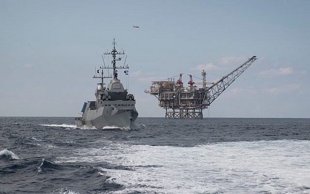 Une corvette Saar 5 de la marine israélienne défend une plate-forme d'extraction de gaz naturel au large des côtes israéliennes, sur une photographie non datée. (Armée israélienne)