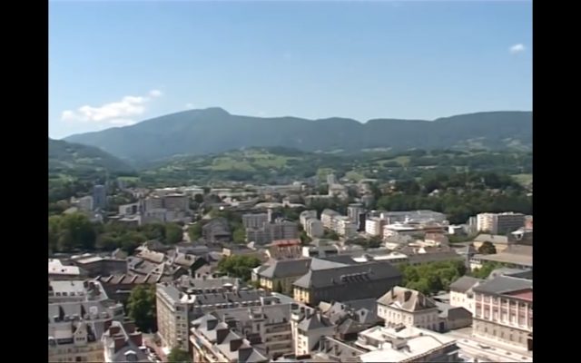 Vue aérienne de Chambéry. (Crédit : YouTube)