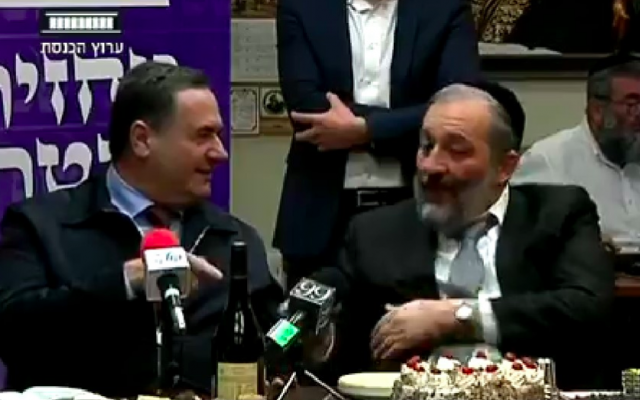Le ministre des Transports Israel Katz et le ministre de l'Intérieur Aryeh Deri plaisantent de la "chance" du Premier ministre Benjamin Netanyahu dans ses enquêtes policières (Crédit : capture d'écran Knesset Channel)
