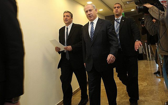 Le Premier ministre Benjamin Netanyahu et Nir Hefetz, à gauche, lorsqu'il était à la tête de l'administration d'information nationale, arrivent à la réunion hebdomadaire de cabinet au bureau du Premier ministre de Jérusalem, le  dimanche 27 décembre 2009 (Crédit :  Yossi Zamir/Flash 90)