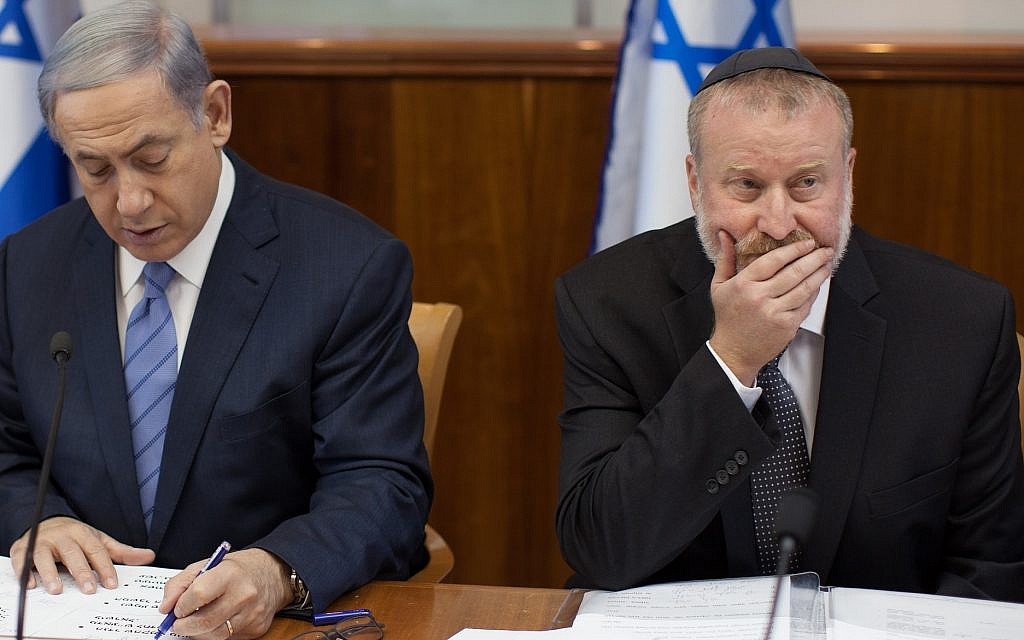 Le Premier ministre Benjamin Netanyahu (à gauche) et le procureur général Avichai Mandelblit lors d'une réunion du gouvernement en juillet 2015, quand Mandelblit était secrétaire du cabinet. (Crédit : Emil Salman/POOL)
