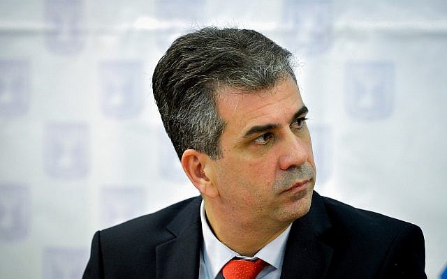 Le ministre de l'Économie et de l'Industrie, Eli Cohen, assiste à une conférence de presse à Tel Aviv, le 4 janvier 2018. (Flash90)