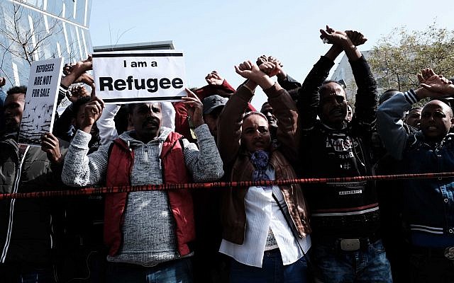 Des demandeurs d'asile africains et des militants des droits de l'Homme protestent contre l'expulsion devant l'ambassade du Rwanda à Herzliya, le 22 janvier 2018 (Crédit : Tomer Neuberg / Flash90)