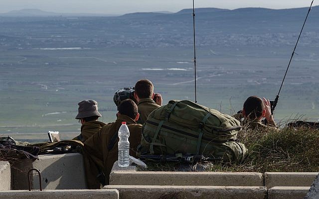 Soldats israéliens dans un poste militaire surplombant la frontière avec la Syrie, sur le plateau du Golan à la suite du crash d'un avion F-16 dans le nord d'Israël, le 10 février 2018. (Flash90)