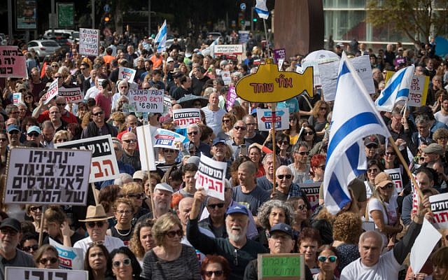 Quelques milliers d'Israéliens réclament à Tel Aviv la démission du Premier ministre Benjamin Netanyahu, le 16 février 2018. (Crédit : Miriam Alster/Flash90)
