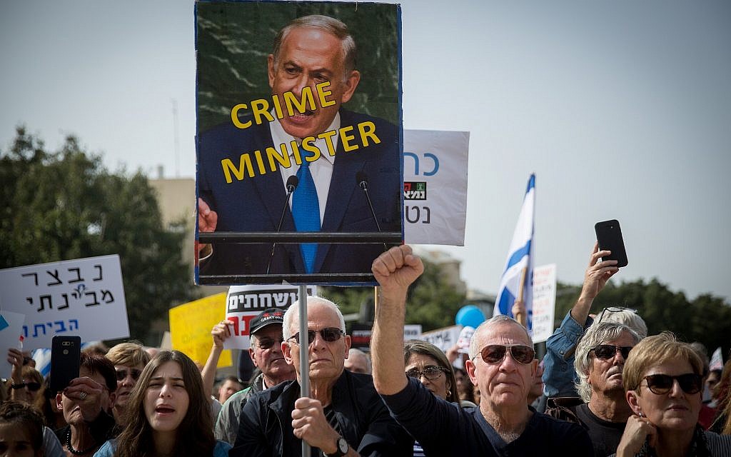 Des Israéliens lors d'un rassemblement hebdomadaire contre la corruption à Tel Aviv, le 16 février 2018 (Crédit : Miriam Alster/Flash90)
