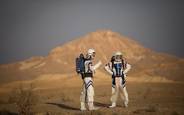 Des scientifiques israéliens participent au projet D-MARS qui simule la vie sur Mars, près de Mitzpe Ramon, dans le sud d'Israël, le 18 février 2018. (Yonatan Sindel/Flash90)