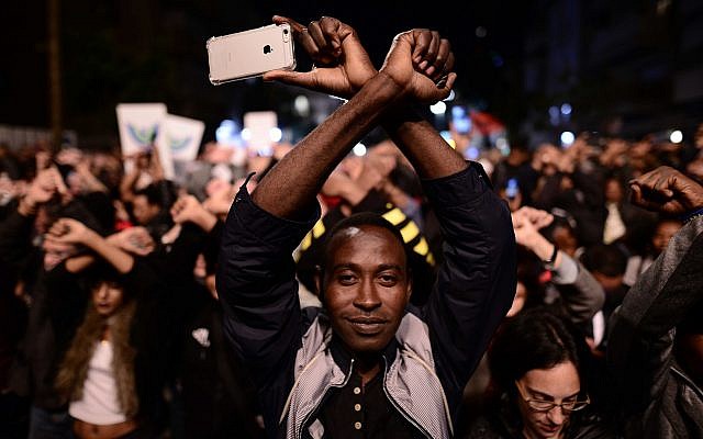 Des demandeurs d'asile africains et des militants des droits de l'Homme manifestent contre les expulsions à Tel Aviv, le 21 février 2018 (Crédit : Tomer Neuberg/Flash90)