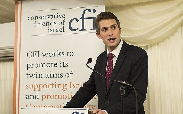 Gavin Williamson, secrétaire britannique à la Défense, s'exprimant lors d'un événement organisé par les Amis conservateurs d'Israël le 30 janvier 2018 (Crédit : Autorisation CFI)