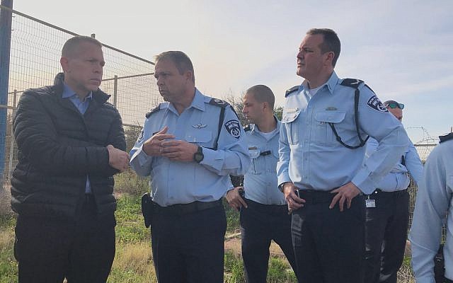 Le ministre de la Sécurité publique Gilad Erdan avec de hauts-responsables de la police au cours d'exercices de contre-terrorisme dans le district du sud, le 4 février 2018 (Crédit : Police israélienne)