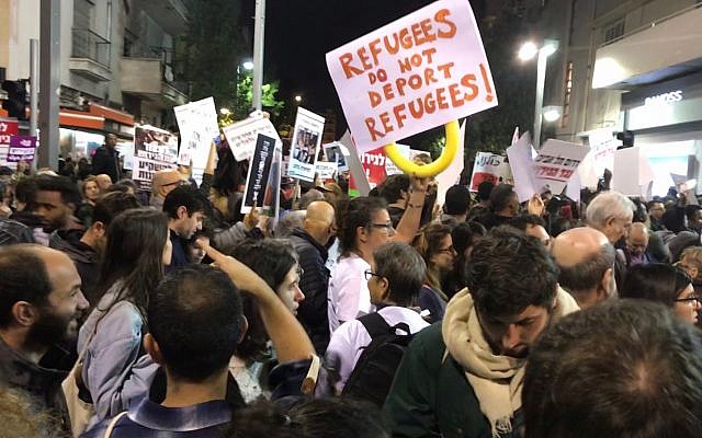 Des manifestants lors d'un mouvement de protestation dans le sud de Tel Aviv contre l'expulsion programmée de migrants et réfugiés africains, le 24 février 2018 (Crédit : Miriam Herschlag/ Times of Israël)