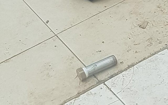 Une présumée bombe tubulaire trouvée dissimulée dans les vêtements d'un Palestinien qui a tenté d'entrer au tribunal militaire de Samarie, dans le nord de la Cisjordanie, le 7 février 2018. (Police israélienne)