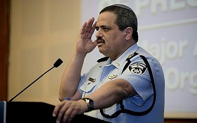Le commissaire de police Roni Alsheich s'adresse à la mission annuelle de la Conférence des présidents des grandes organisations juives à Jérusalem le 20 février 2018. (Avi Hayoun / Conférence des présidents)