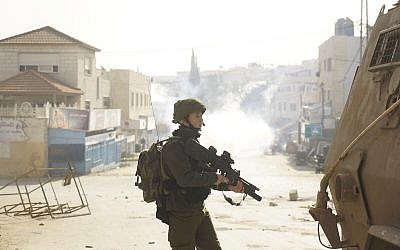 Les soldats de l'armée israélienne dans le secteur de Jénine, le 3 février 2018, à la poursuite d'Ahmed Jarrar, soupçonné du meurtre du rabbin Raziel Shevach. (Crédit : Armée israélienne)