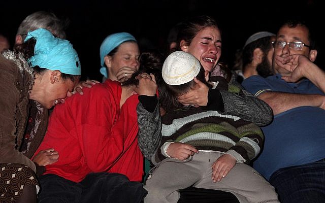 Tamar Fogel (2e g.), qui a perdu ses parents et trois de ses frères lors d'un attentat terroriste dans l'implantation d'Itamar en mars 2011, assiste à une cérémonie commémorative à Jérusalem le 8 mai 2011. (Kobi Gideon/Flash90)