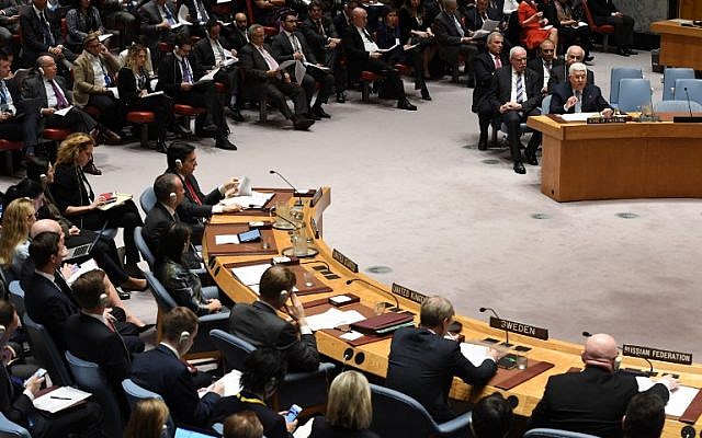 Le président de l'Autorité palestinienne Mahmoud Abbas (D) s'adresse au Conseil de sécurité des Nations Unies, le 20 février 2018. (AFP Photo/Timothy A. Clary)
