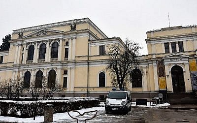 Cette photographie prise le 22 février 2018 montre le musée national de Bosnie-Herzégovine de Sarajevo où la fameuse  Haggadah de Sarajevo a été placée dans un nouvel espace permettant de conserver cet objet, l'un des plus précieux du musée,. (Crédit : AFP/Elvis Barukcic)