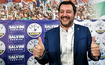 Le leader du parti d'extrême droite italien de la Ligue Matteo Salvini lève les pouces au siège de la formation à Milan, le 5 mars 2018 (Crédit : AFP/Piero Cruciatti)