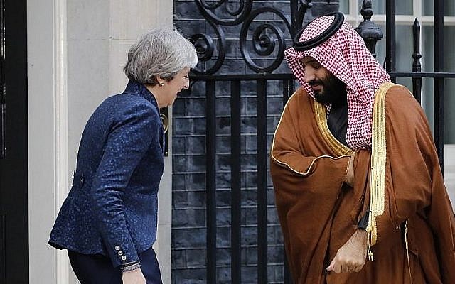 La Première ministre britannique Theresa May, à gauche, salue le prince héritier Mohammed bin Salmanà droite, à l'entrée du  10 Downing Street dans le centre de Londres, le 7 mars 2018 (Crédit : AFP PHOTO / Tolga AKMEN)